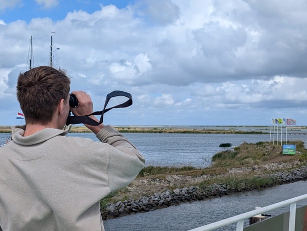 Tijs met verrekijker